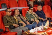 Gubernur Koster dan Putri Koster Saksikan Pentas “Di Bawah Pohon Sukun” di FSBJ VIII 2026 Di Bawah Pohon Sukun