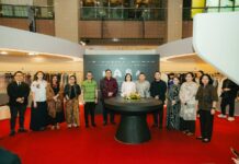 PT Astra International Tbk Dukung Kreativitas Indonesia Tampil di Panggung Internasional Melalui MASA Singapore 2026 Wakil Menteri Ekonomi Kreatif Republik Indonesia Irene Umar (keenam kanan), Duta Besar Luar Biasa dan Berkuasa Penuh Republik Indonesia untuk Singapura H.E. Hotmangaradja Pandjaitan (keenam kiri), dan Chief of Corporate Affairs Astra Boy Kelana Soebroto (kelima kiri) pada pembukaan MASA Singapore 2026: A Sight Into Indonesia's Golden Era di Takashimaya Shopping Centre, Singapura, Kamis (2/7).