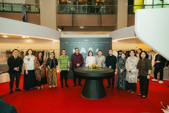 Wakil Menteri Ekonomi Kreatif Republik Indonesia Irene Umar (keenam kanan), Duta Besar Luar Biasa dan Berkuasa Penuh Republik Indonesia untuk Singapura H.E. Hotmangaradja Pandjaitan (keenam kiri), dan Chief of Corporate Affairs Astra Boy Kelana Soebroto (kelima kiri) pada pembukaan MASA Singapore 2026: A Sight Into Indonesia's Golden Era di Takashimaya Shopping Centre, Singapura, Kamis (2/7).