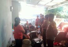 Polisi saat mendatangi lokasi bayi 13 bulan yang ditemukan di saluran irigasi Terminal Penarukan. Sumber Foto : Istimewa