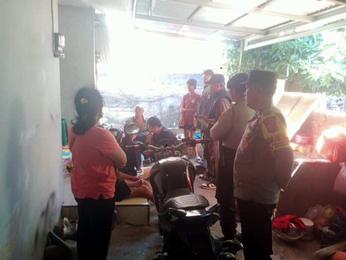 Polisi saat mendatangi lokasi bayi 13 bulan yang ditemukan di saluran irigasi Terminal Penarukan. Sumber Foto : Istimewa