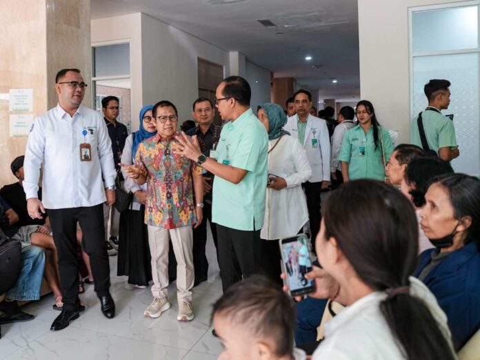 Tinjau Layanan BPJS di RS Ngoerah, Menko Muhaimin Apresiasi Pelayanan Tanpa Diskriminasi