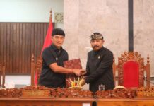 Semua Fraksi DPRD Buleleng Sepakat Lanjut Bahas Dua Ranperda Strategis Ketua DPRD Kabupaten Buleleng, Ketut Ngurah Arya menyerahkan draf pandangan dari masing-masing fraksi kepada Wakil Bupati Buleleng Gede Supriatna dalam sidang Paripurna di Gedung Dewan Buleleng. Sumber Foto : Istimewa