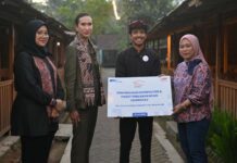 Menteri Pariwisata Kunjungi Desa Sejahtera Astra Kemiren, Perkuat Pengembangan Desa Wisata Berbasis Budaya Menteri Pariwisata Republik Indonesia, Widiyanti Putri Wardhana (kedua kiri) bersama Bupati Banyuwangi, Ipuk Fiestiandani Azwar Anas (kiri); Head of Environment & Social Responsibility Astra, Diah Suran Febrianti (kanan); dan Penggerak Desa Sejahtera Astra Kemiren, Mohammad Edy Saputro (kedua kanan) menyerahkan secara simbolis bantuan Astra kepada Desa Sejahtera Astra Kemiren berupa 20 unit komposter, 50 paket perlengkapan homestay serta pembangunan amfiteater pada kunjungan ke Desa Sejahtera Astra Kemiren, Banyuwangi, Jawa Timur, Sabtu (25/7/2026), sebagai dukungan terhadap pengembangan desa wisata berbasis budaya yang berkualitas dan berkelanjutan. Sumber Foto : Istimewa