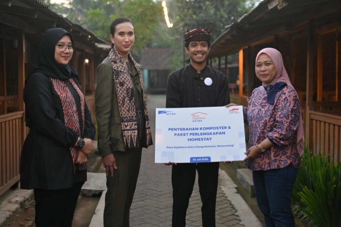 Menteri Pariwisata Republik Indonesia, Widiyanti Putri Wardhana (kedua kiri) bersama Bupati Banyuwangi, Ipuk Fiestiandani Azwar Anas (kiri); Head of Environment & Social Responsibility Astra, Diah Suran Febrianti (kanan); dan Penggerak Desa Sejahtera Astra Kemiren, Mohammad Edy Saputro (kedua kanan) menyerahkan secara simbolis bantuan Astra kepada Desa Sejahtera Astra Kemiren berupa 20 unit komposter, 50 paket perlengkapan homestay serta pembangunan amfiteater pada kunjungan ke Desa Sejahtera Astra Kemiren, Banyuwangi, Jawa Timur, Sabtu (25/7/2026), sebagai dukungan terhadap pengembangan desa wisata berbasis budaya yang berkualitas dan berkelanjutan. Sumber Foto : Istimewa