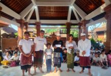 Peduli Pendidikan, Desa Adat Penatih Puri Salurkan Dana Motivasi Bagi Murid Baru