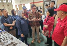 46 Tahun Yayasan Astra – YDBA Dampingi UMKM Naik Kelas ke Rantai Pasok Industri Staf Ahli Bidang Keuangan dan Pengembangan UMKM Kementerian BUMN Periode 2020 – 2026, Loto Srinaita Ginting (kedua kanan) didampingi Ketua Yayasan Astra – Yayasan Dharma Bhakti Astra, Rahmat Samulo (tengah) dan Direktur PT Kawani Tekno Nusantara, Yadi Nugraha (paling kanan) saat berkunjung ke plant PT Kawani Nusantara yang merupakan salah satu UMKM Binaan Yayasan Astra – Yayasan Dharma Bhakti Astra dan sudah berjalan hingga tiga generasi. Sumber Foto : Istimewa