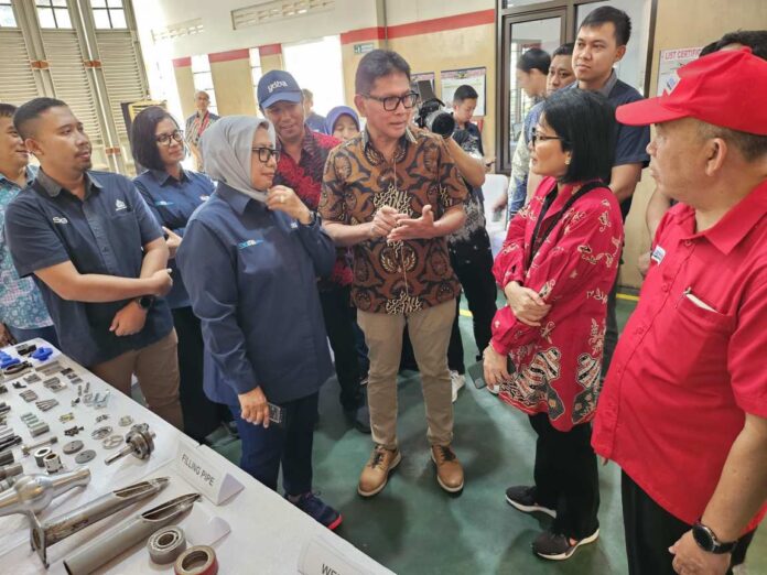 Staf Ahli Bidang Keuangan dan Pengembangan UMKM Kementerian BUMN Periode 2020 – 2026, Loto Srinaita Ginting (kedua kanan) didampingi Ketua Yayasan Astra – Yayasan Dharma Bhakti Astra, Rahmat Samulo (tengah) dan Direktur PT Kawani Tekno Nusantara, Yadi Nugraha (paling kanan) saat berkunjung ke plant PT Kawani Nusantara yang merupakan salah satu UMKM Binaan Yayasan Astra – Yayasan Dharma Bhakti Astra dan sudah berjalan hingga tiga generasi. Sumber Foto : Istimewa
