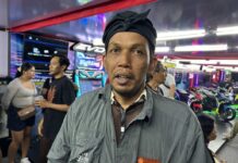 seniman ogoh-ogoh asal Banjar Tainsiat, Depasar, Komang Gede Sentana Putra atau yang akrab disapa Kedux