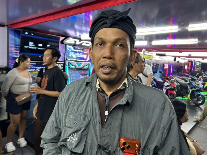 seniman ogoh-ogoh asal Banjar Tainsiat, Depasar, Komang Gede Sentana Putra atau yang akrab disapa Kedux