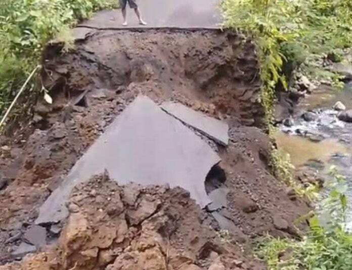 Jembatan Banyucampah–Kebung di Sidemen Putus Diterjang Banjir, Akses Warga Lumpuh Total