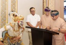 BRI Life Resmikan Wajah Baru Kantor Layanan Denpasar, Perkuat Komitmen Tingkatkan Pelayanan Nasabah Peresmian kantor layanan di Denpasar Bali oleh Direktur Consumer Banking Bank BRI, Aris Hartanto (Paling kanan) didampingi oleh Komisaris Utama BRI Life, M. Syafri Rozi (Kedua dari kiri) dan RCEO Region 17 Denpasar Bali Hery, Noercahya (baju putih). Sumber Foto : Istimewa