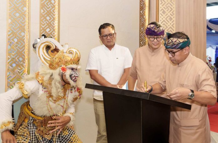 Peresmian kantor layanan di Denpasar Bali oleh Direktur Consumer Banking Bank BRI, Aris Hartanto (Paling kanan) didampingi oleh Komisaris Utama BRI Life, M. Syafri Rozi (Kedua dari kiri) dan RCEO Region 17 Denpasar Bali Hery, Noercahya (baju putih). Sumber Foto : Istimewa