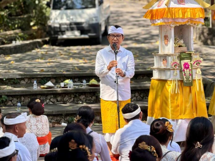Bupati Adi Arnawa dan Wabup Bagus Alit Sucipta Hadiri Karya Tawur Balik Sumpah di Pura Luhur Uluwatu