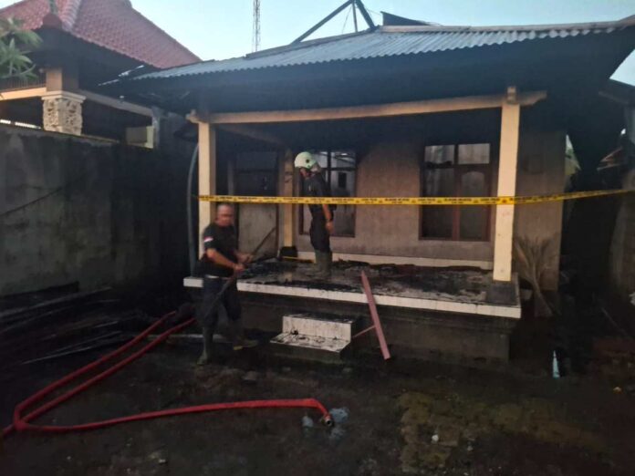 BaliPortalNews_ Kebakaran Kondisi rumah Made Adnyana alias Pong di Banjar Dinas Kanginan, Desa Menyali, Kecamatan Sawan, Buleleng yang mengalami kebakaran diduga karena korsleting listrik. Sumber Foto : Istimewa