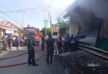 Lalai Matikan Dupa Usai Sembahyang, Toko Sembako di Panji Ludes Terbakar Petugas pemadam kebakaran saat berusaha menjinakkan api yang melahap toko sembako dan pakaian di Banjar Dinas Kelod Kauh, Desa Panji, Kecamatan Sukasada, Buleleng. Sumber Foto : Istimewa
