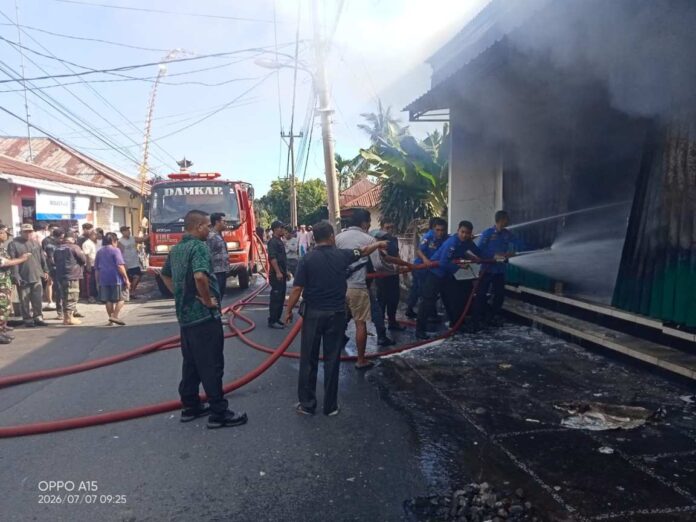 Petugas pemadam kebakaran saat berusaha menjinakkan api yang melahap toko sembako dan pakaian di Banjar Dinas Kelod Kauh, Desa Panji, Kecamatan Sukasada, Buleleng. Sumber Foto : Istimewa