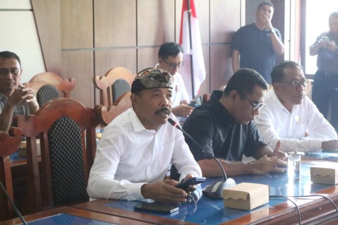 Ketua DPRD Kabupaten Buleleng, Ketut Ngurah Arya saat menerima audiensi dari gabungan aliansi mahasiswa Cipayung Plus di Ruang Rapat Gabungan Komisi, Gedung Dewan Buleleng. Sumber Foto : Istimewa