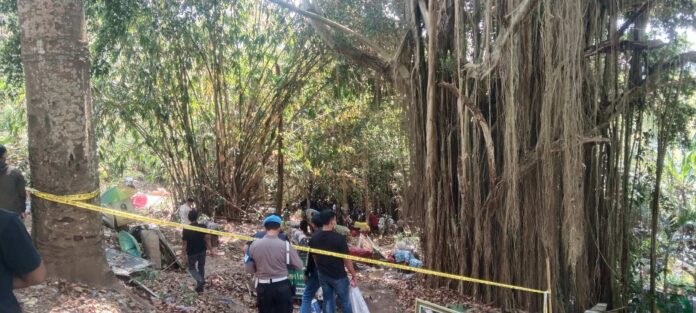 Suasana proses autopsi terhadap jasad KD yang dilakukan pihak kepolisian di Setra Desa Sidatapa, Kecamatan Banjar, Buleleng Senin (27/7/2026) siang. Sumber Foto : Istimewa