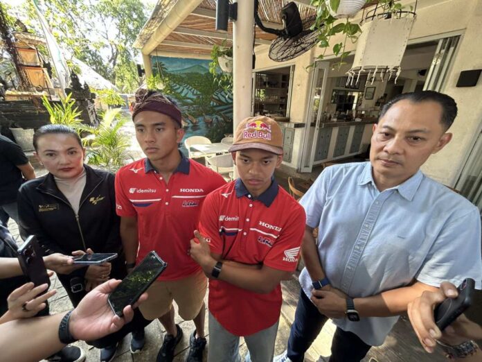 BaliPortalNews_ Liburan (Kiri-Kanan). Vice President Commercial and Relations The Nusa Dua–ITDC, Made Purnama Damayanti; Mario Suryo Aji (Moto2); Veda Ega Pratama (Moto3); dan General Manager The Nusa Dua, I Made Agus Dwiatmika. Sumber Foto : tis/bpn