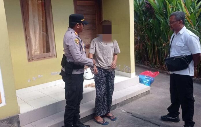 Terduga pelaku KPA alias sotong asal Desa Pakisan, Kecamatan Kubutambahan, Buleleng yang membobol villa saat diamankan polisi. Sumber Foto : Istimewa