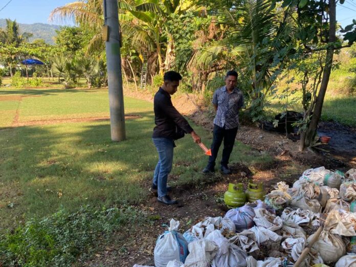 Polisi saat melakukan olah TKP terjadinya dugaan aksi pencurian tabung gas elpiji 3 kilogram di Desa Kaliasem, Kecamatan Banjar, Buleleng. Sumber Foto : Istimewa