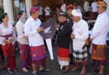 Bupati Sutjidra Salurkan Bantuan Sepeda Motor untuk Majelis Desa Adat Alitan se-Buleleng Bupati Sutjidra Salurkan Bantuan Sepeda Motor untuk Majelis Desa Adat Alitan se-Buleleng