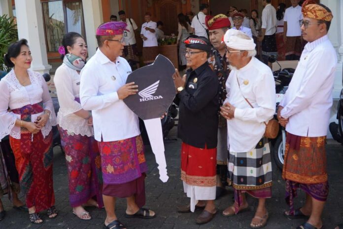 Bupati Sutjidra Salurkan Bantuan Sepeda Motor untuk Majelis Desa Adat Alitan se-Buleleng