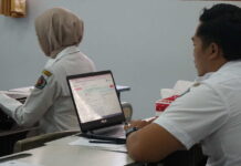 Kuota Jalur Domisili SPMB SMP Negeri Denpasar Bertambah Jadi 3.831 Kursi Operator SPMB SMP negeri saat melakukan proses verifikasi berkas pendaftaran secara online. Sumber Foto : Istimewa