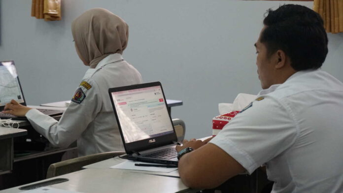 Operator SPMB SMP negeri saat melakukan proses verifikasi berkas pendaftaran secara online. Sumber Foto : Istimewa