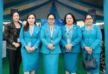 Sagung Antari Jaya Negara Hadiri Puncak HKG PKK ke-54 di Makassar Ketua Tim Penggerak PKK Kota Denpasar, Ny. Sagung Antari Jaya Negara, didampingi Sekretaris I TP PKK Kota Denpasar, Ny. Ayu Kristi Arya Wibawa, saat menghadiri Puncak Peringatan Hari Kesatuan Gerak (HKG) PKK ke-54. Sumber Foto : Istimewa