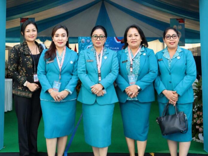 Ketua Tim Penggerak PKK Kota Denpasar, Ny. Sagung Antari Jaya Negara, didampingi Sekretaris I TP PKK Kota Denpasar, Ny. Ayu Kristi Arya Wibawa, saat menghadiri Puncak Peringatan Hari Kesatuan Gerak (HKG) PKK ke-54. Sumber Foto : Istimewa