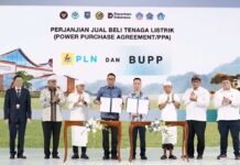 Pembangunan PSEL Bali Resmi Dimulai, PLN Dukung Penuh Transformasi Nasional Pengelolaan Sampah Jadi Energi Listrik Disaksikan oleh Menteri Koordinator Bidang Pangan, Zulkifli Hasan (ketiga dari kiri); Menteri Lingkungan Hidup, Mohammad Jumhur Hidayat (kedua dari kanan); Gubernur Bali, Wayan Koster (ketiga dari kanan); Chief Executive Officer Danantara Indonesia, Rosan Perkasa Roeslani (kedua dari kiri); Chief Investment Officer Danantara Indonesia, Pandu Patria Sjahrir (kanan); serta Chairman & CEO Zhejiang Weiming, Xiang Guangming (paling kiri); penandatanganan Perjanjian Jual Beli Listrik dilakukan oleh Direktur Utama PLN (Persero), Darmawan Prasodjo (keempat dari kiri) bersama President Director PT Weiming Nusantara Bali New Energy, Ji Ke Ze (keempat dari kanan) dalam agenda peresmian pembangunan PSEL Bali di Denpasar Selatan pada Rabu (8/7/2026). Sumber Foto : Istimewa