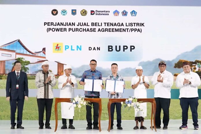 Disaksikan oleh Menteri Koordinator Bidang Pangan, Zulkifli Hasan (ketiga dari kiri); Menteri Lingkungan Hidup, Mohammad Jumhur Hidayat (kedua dari kanan); Gubernur Bali, Wayan Koster (ketiga dari kanan); Chief Executive Officer Danantara Indonesia, Rosan Perkasa Roeslani (kedua dari kiri); Chief Investment Officer Danantara Indonesia, Pandu Patria Sjahrir (kanan); serta Chairman & CEO Zhejiang Weiming, Xiang Guangming (paling kiri); penandatanganan Perjanjian Jual Beli Listrik dilakukan oleh Direktur Utama PLN (Persero), Darmawan Prasodjo (keempat dari kiri) bersama President Director PT Weiming Nusantara Bali New Energy, Ji Ke Ze (keempat dari kanan) dalam agenda peresmian pembangunan PSEL Bali di Denpasar Selatan pada Rabu (8/7/2026). Sumber Foto : Istimewa