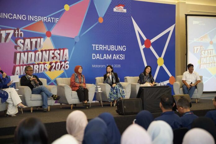 Juri 17th SATU Indonesia Awards 2026 sekaligus Pendiri Institut Bisnis dan Ekonomi Kerakyatan, Ir. Tri Mumpuni (kedua kiri); Direktur Utama PT Tempo Inti Media Tbk, Arif Zulkifli (kiri); Pegiat Seni & Pendiri Yayasan Dian Sastrowardoyo, Dian Sastrowardoyo (tengah); Head of Corporate Communications Astra, Windy Riswantyo (kedua kanan); serta Penerima Apresiasi SATU Indonesia Awards 2023 Bidang Teknologi sekaligus Fasilitator Ecobiz Desa Sejahtera Astra Sasak Ende Lombok, Reza Permadi (kanan) pada Roadshow 17th SATU Indonesia Awards 2026 di Mataram, Nusa Tenggara Barat pada Selasa (7/7/2026). Sumber Foto : Istimewa