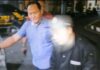 Pelaku penganiaya terhadap anak kandung di Desa Wanagiri, Kecamatan Sukasada, Buleleng saat digiring menuju ke Polres Buleleng. Sumber Foto : Istimewa