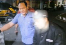 Pelaku penganiaya terhadap anak kandung di Desa Wanagiri, Kecamatan Sukasada, Buleleng saat digiring menuju ke Polres Buleleng. Sumber Foto : Istimewa