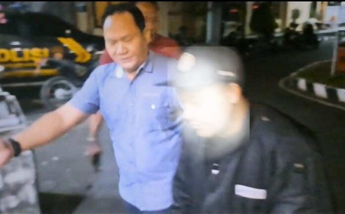 Pelaku penganiaya terhadap anak kandung di Desa Wanagiri, Kecamatan Sukasada, Buleleng saat digiring menuju ke Polres Buleleng. Sumber Foto : Istimewa