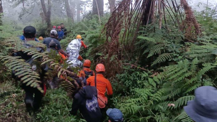 BaliPortalNews_ Pendaki Asal Tabanan Pingsan di Lereng Gunung Agung, Dievakuasi Tim SAR Gabungan Pendaki Asal Tabanan Pingsan di Lereng Gunung Agung, Dievakuasi Tim SAR Gabungan
