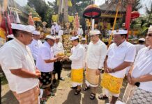 Bhakti Penganyaran Pemkab Badung di Pura Mandara Giri Semeru Agung Lumajang Bhakti Penganyaran Pemkab Badung di Pura Mandara Giri Semeru Agung Lumajang