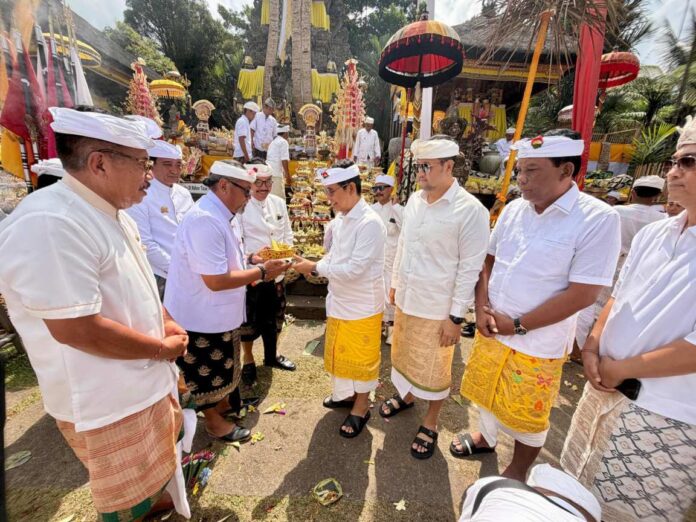 Bhakti Penganyaran Pemkab Badung di Pura Mandara Giri Semeru Agung Lumajang
