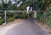 Warga Rendang Kelod Pasang Portal, Truk Galian C Diduga Alihkan Jalur Lewat Permukiman Warga Rendang Kelod Pasang Portal, Truk Galian C Diduga Alihkan Jalur Lewat Permukiman