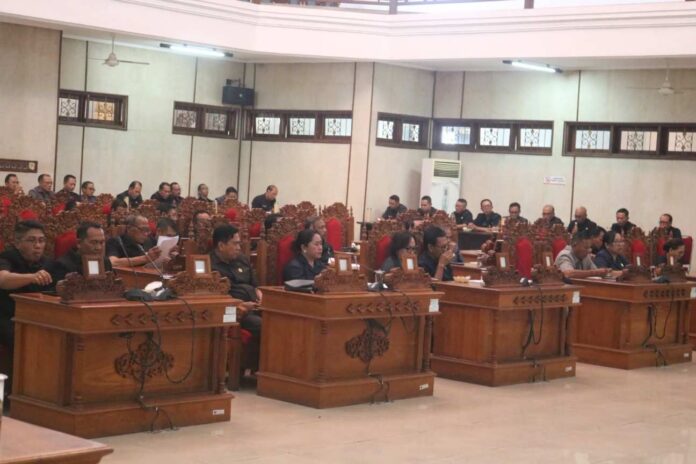 BaliPortalNews_ Rapat Paripurna yang berlangsung di Ruang Sidang Utama DPRD Kabupaten Buleleng antara eksekutif dan Dewan Buleleng. Sumber Foto Istimewa Rapat Paripurna yang berlangsung di Ruang Sidang Utama DPRD Kabupaten Buleleng antara eksekutif dan Dewan Buleleng. Sumber Foto Istimewa