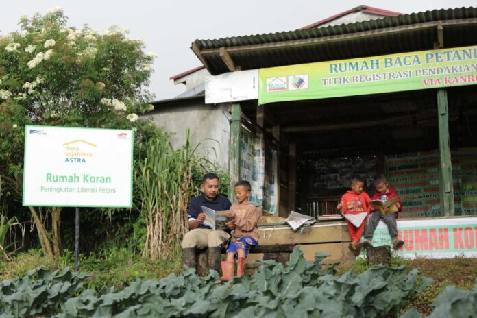 BaliPortalNews_ Rumah koran Suasana Rumah Koran di Desa Sejahtera Astra Kanreapia, Kabupaten Gowa, Sulawesi Selatan. Berawal dari ruang belajar sederhana ini, masyarakat memperluas akses terhadap informasi dan pengetahuan yang menjadi fondasi pengembangan pertanian, pendidikan, dan pemberdayaan masyarakat di desa.