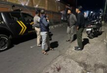 Cekcok Urusan Utang Piutang di Buleleng Berujung Tragis, Korban Ditikam Pisau Secara Membabi Buta Polisi saat mendatangi TKP dugaan penusukan yang terjadi di Jalan Raya Desa Les, tepatnya di depan Gedung Serbaguna Banjar Dinas Kanginan, Desa Les, Kecamatan Tejakula, Buleleng. Sumber Foto : Istimewa