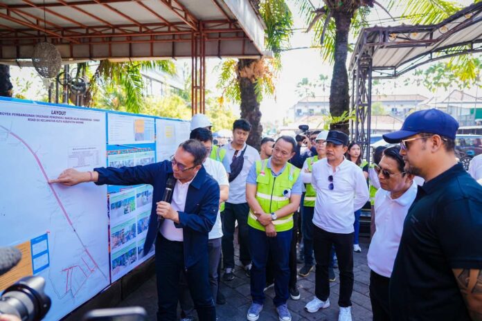 BaliPortalNews_ Tinjau Proyek Strategis Pengendali Banjir (7) Bupati Wayan Adi Arnawa bersama Wabup Bagus Alit Sucipta saat meninjau proyek strategis Pengendali Banjir di wilayah Kecamatan Kuta, Sabtu (18/7/2026). Sumber Foto : Istimewa