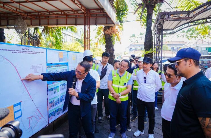 Bupati Wayan Adi Arnawa bersama Wabup Bagus Alit Sucipta saat meninjau proyek strategis Pengendali Banjir di wilayah Kecamatan Kuta, Sabtu (18/7/2026). Sumber Foto : Istimewa