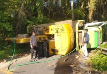 Gagal Lewati Tanjakan Macang, Truk Pengangkut Eskavator Mundur Lalu Terguling Gagal Lewati Tanjakan Macang, Truk Pengangkut Eskavator Mundur Lalu Terguling