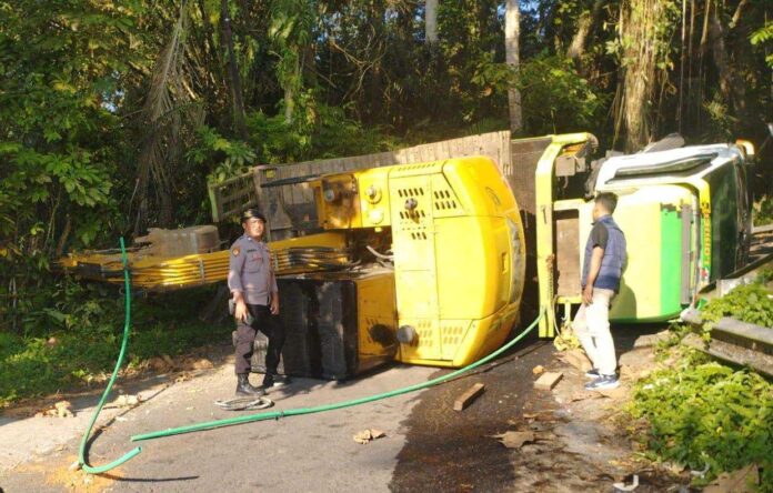 Gagal Lewati Tanjakan Macang, Truk Pengangkut Eskavator Mundur Lalu Terguling