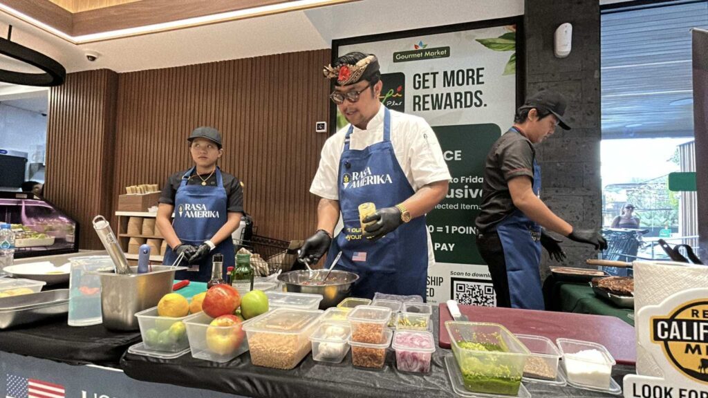 Salah satu daya tarik utama dalam USA Fair 2026 adalah Celebrity Chef Cooking Demonstration bersama Chef Putu Hovit, Runner Up MasterChef Indonesia Season 12 sekaligus Chef Owner Sendok Garpu Warung.